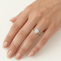 Anillo de circonita cúbica en corte pera y oro blanco