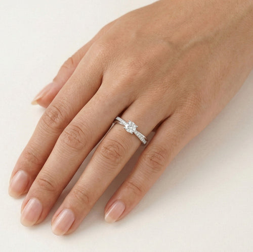 Kroucený zásnubní prsten s diamantem