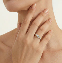 Zickzack-Ring aus Gold mit Zirkonia