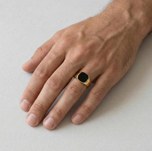 Anillo cuadrado de esmalte y oro