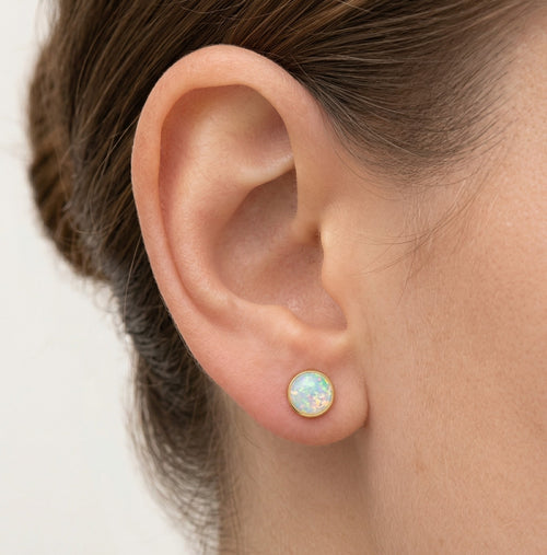 Boucles d’oreilles rondes en or avec opale blanche