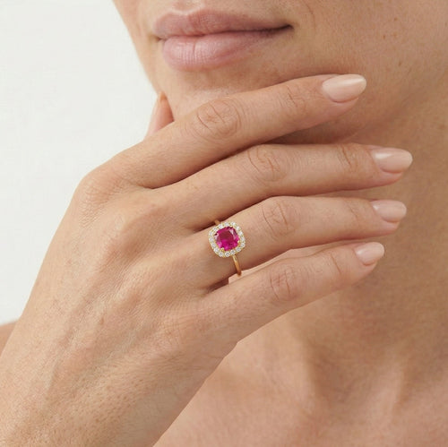 Zlatý prsten s cushion syntetickým rubínem