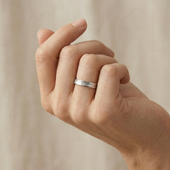 Solitérní snubní prsten z bílého zlata