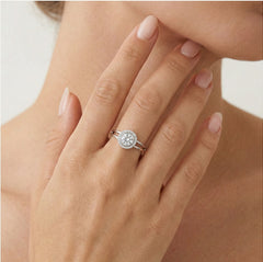 Leštěný třpytivý prsten bílé zlato