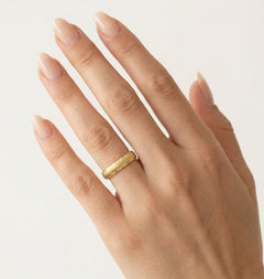 Elegantní detailní snubní prsten