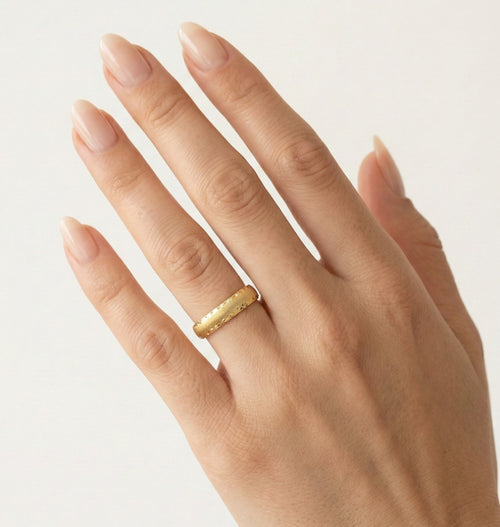 Elegantní detailní snubní prsten