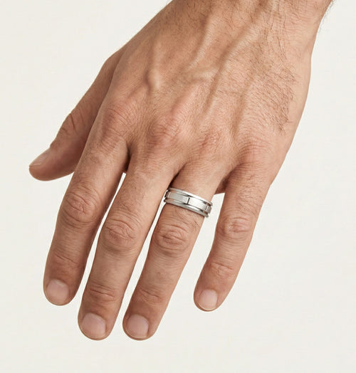 Matný snubní prsten z bílého zlata