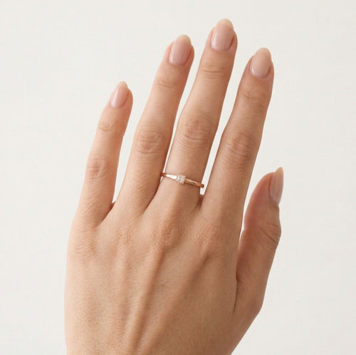 Zirkon v tenkém prstenu z růžového zlata