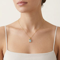 Zlatý přívěsek s modrým topazem