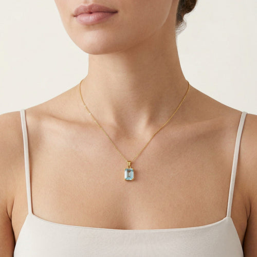 Zlatý přívěsek s modrým topazem