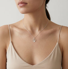Collar de oro blanco con silueta de mujer embarazada