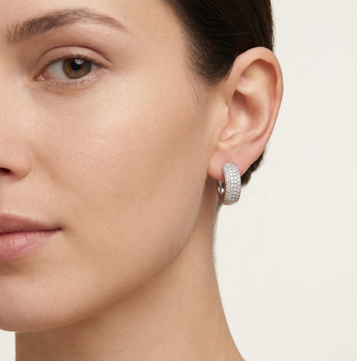 Pendientes huggie gruesos con diamantes