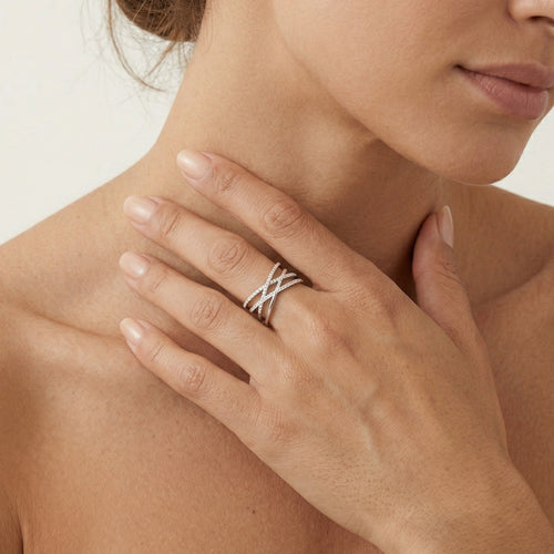 Anillo de plata con diseño doble en forma de X y circonitas blancas.