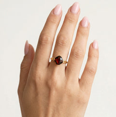 "Anillo solitario de granate con corte cojín"