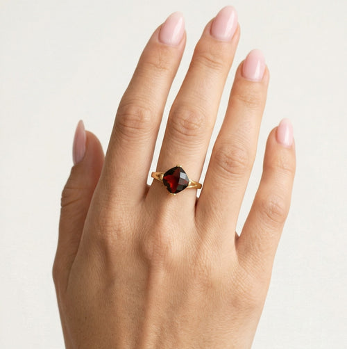 "Anillo solitario de granate con corte cojín"