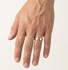 Anillo de boda ancho y liso de oro amarillo