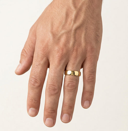 Anillo de boda ancho y liso de oro amarillo