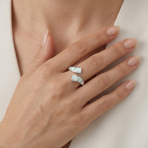 Bague en argent sterling avec opale carrée.