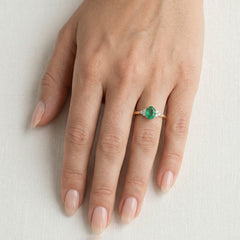 Eleganter 18kt Goldring mit Diamant und ovalem Smaragd