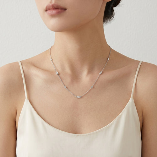 Fine necklace in white gold with balls and emerald cut zircons
