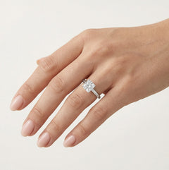 Prsten z bílého zlata se čtvercovým zirkonem