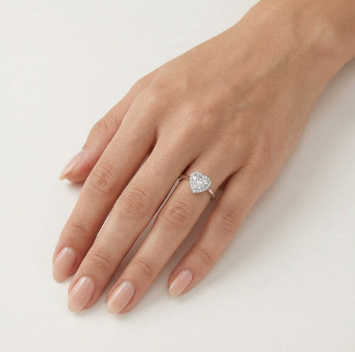 Anillo de diseño de corazón en oro blanco