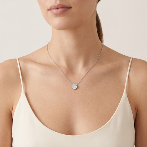 Collar de perla con trébol de plata de ley