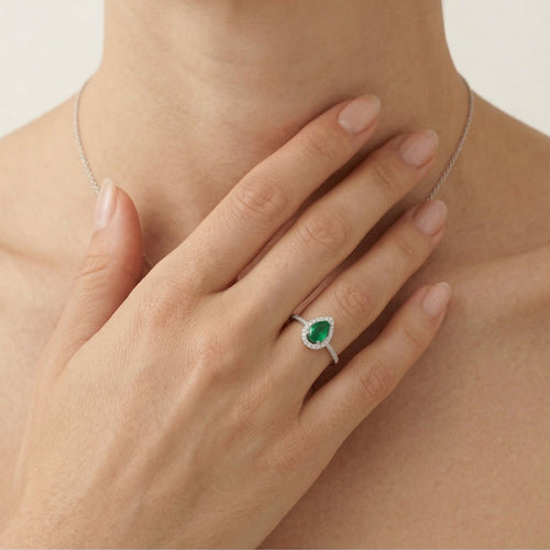 Bague en or blanc avec diamants et émeraude taille poire