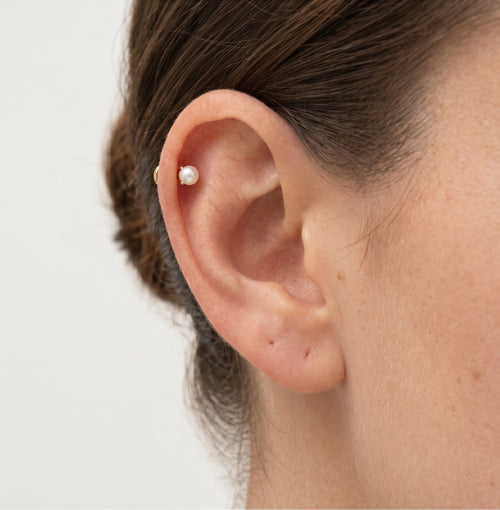 Piercing de oro con una perla