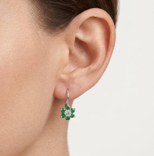 Boucles d’oreilles pendantes fleur avec accent émeraude