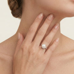 Moon pearl ring