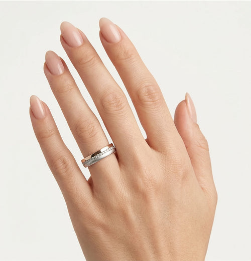 Anillo de boda de oro rosa y blanco cuadrado.