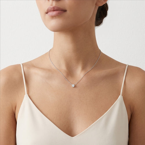 Impresionante collar con un solo diamante
