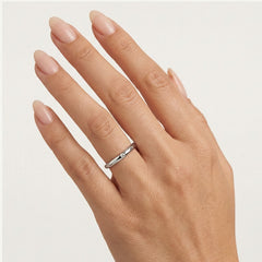 Anillos de boda clásicos de oro con alto pulido.