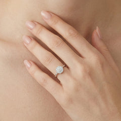 Anillo de compromiso moderno para mujer con diamantes redondos