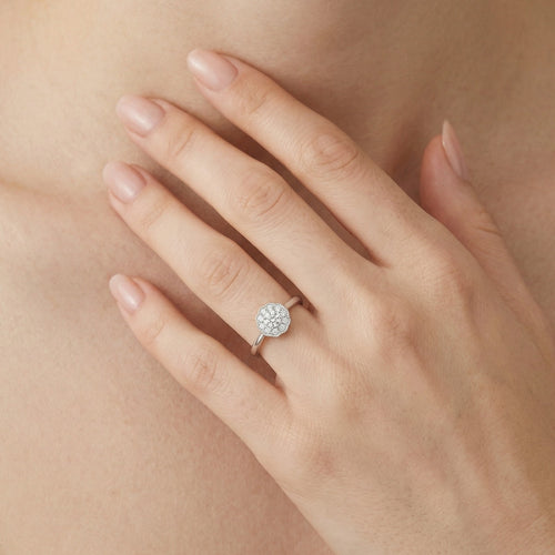 Anillo de compromiso moderno para mujer con diamantes redondos