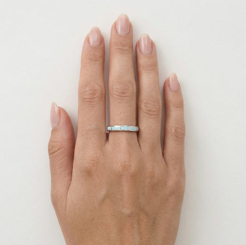 Bague simple en argent avec opale blanche