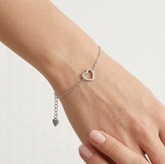 Fine chain bracelet with heart