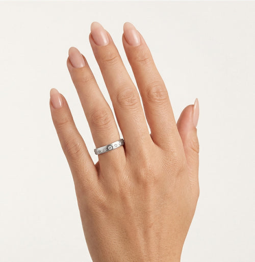 Bague de mariage fine en or blanc mat