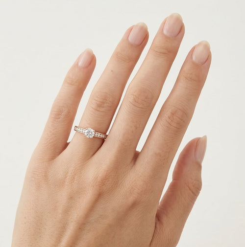 Hermoso anillo de oro rosa con diamante