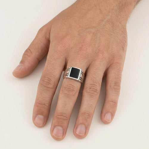 Pánský prsten ze stříbra s  černým smaltem, čtvercový