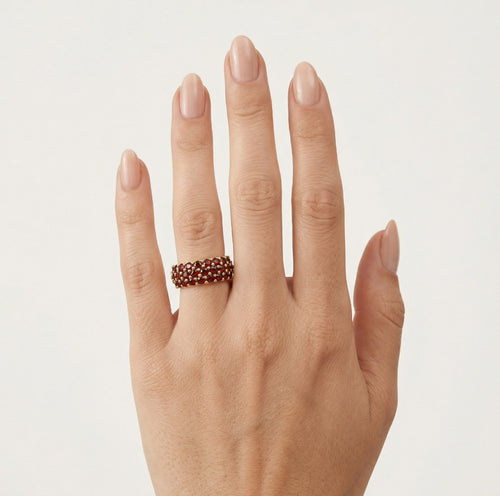 Anillo de oro amarillo con tres filas de granates