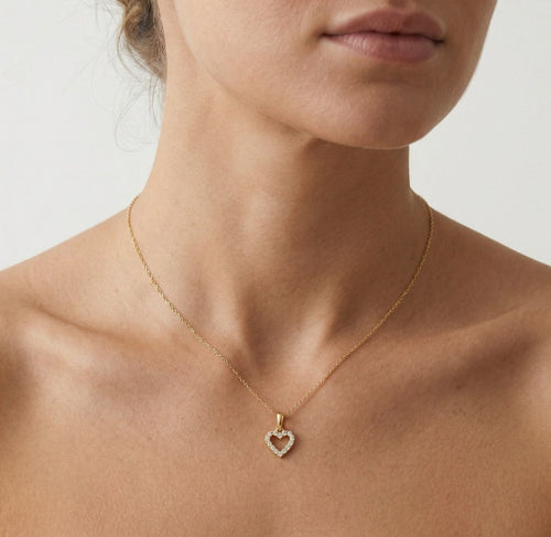 Malé zlaté srdíčko s třpytivými kubickými zirkony