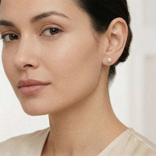 Boucles d'oreilles puces en or blanc avec perle blanche