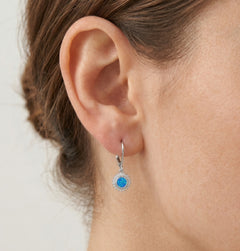 Boucles d'oreilles en argent avec opale bleue