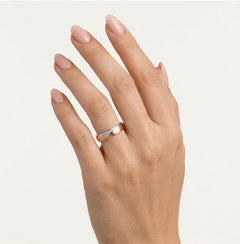 Anillo de oro rosa y blanco con diseño triangular.