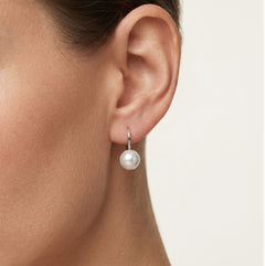 Classic pearl drop earrings in white gold