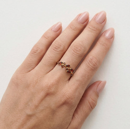Elegant garnet ring with mixed cut stones