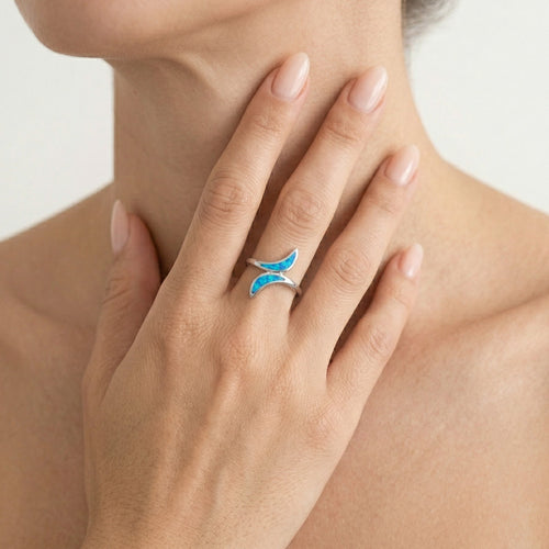 Anillo de plata con ópalo azul retorcido.