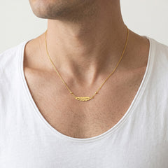 Goldene Halskette mit Feder
